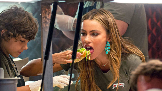 明星美女也愛吃taco，圖為影星Sofia Vergara（右）在洛杉磯的路邊攤吃taco。（圖／Getty Images）