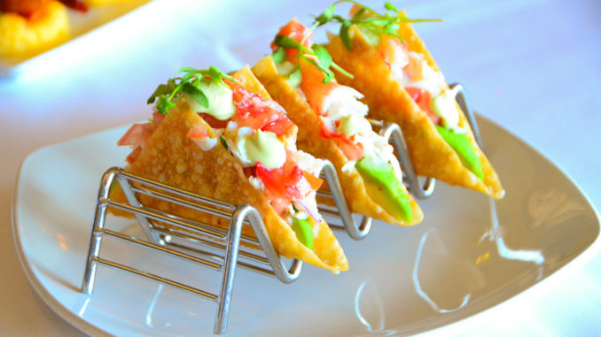 海鮮餐廳Crab Catcher推出的用炸雲吞片做的海鮮taco。（圖／李旭生）