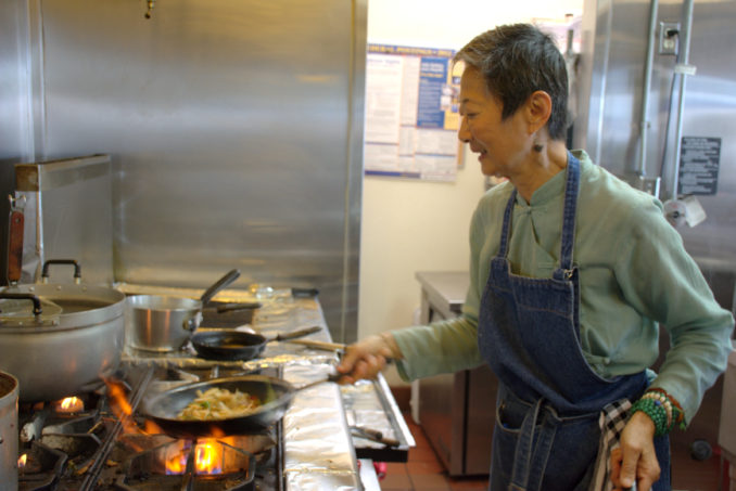 年逾古稀的Saffron泰国餐馆女主人于素梅（Su-Mei Yu）仍坚持下厨煮菜。（图／杨婕）