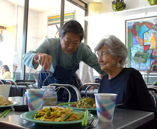 年逾古稀的Saffron泰国餐馆女主人于素梅（Su-Mei Yu）很喜欢跟客人攀谈。（图／杨婕）