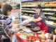 汉亚龙集团Hmart超市圣地亚哥Mira Mesa分店11月11日－20日举办“亚洲美食节”，十多家供应商在店内摆摊，介绍产品并提供试吃。图为来自洛杉矶的李锦记员工Stephanie Liu在推销李锦记产品。
