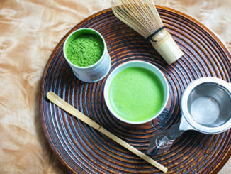 日本抹茶茶具：竹筅、抹茶粉、過濾器、抹茶杓。(Benjamin Chasteen/Epoch Times)