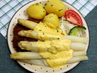 德國人稱蘆筍為「蔬菜中的國王」。圖為典型的德國蘆筍餐。（pixelio.de）
