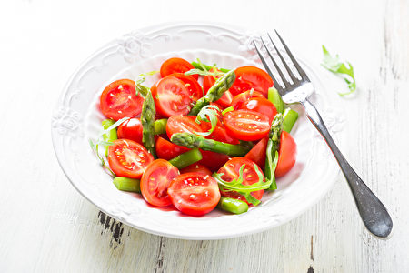 多吃番茄、芦笋等新鲜时蔬，并用醋或柠檬汁来调制沙拉，可以很好地净化血液、减去冬日增加的体重。(fotolia)