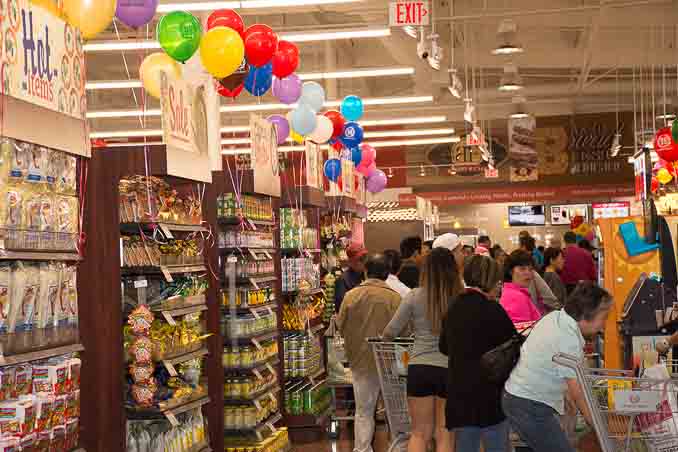 99大華超市在聖地亞哥南郡Chula Vista的新店4月1日正式開張，成為大聖地亞哥地區的第三家99大華超市。圖為顧客在等待結賬付款。（攝影：楊婕）