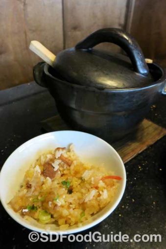 日式锅饭是将米饭加入高汤和其他配料，以独立一人份的铁质锅具来烹煮。（摄影：潘淑韵）