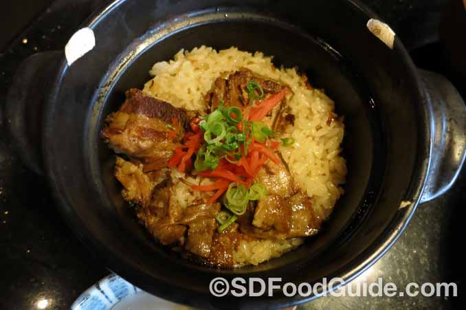 日式锅饭Kama Kakuni是红烧肉口味的锅饭，米饭吸收了食材的精华，口味浓郁！（摄影：潘淑韵）