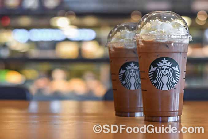 星巴克白巧克力摩卡星冰乐这种加糖咖啡饮料，称得上是液体形态的垃圾食品。(Chinnapong/Shutterstock)