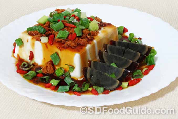 松花皮蛋是湖南益阳的名产，营养美味，可制成凉拌皮蛋豆腐。（摄影：彩霞）