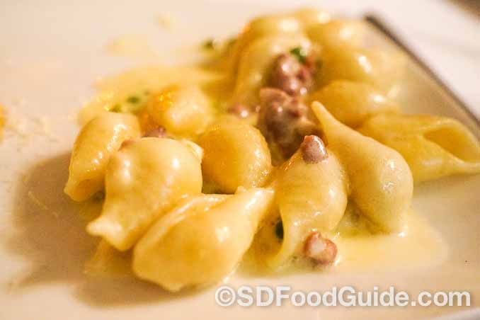 La Strada意大利餐厅的经典美食－火腿甜豆螺纹面（Conchiglie panna, prosciutto & piselli）。（摄影：李旭生）