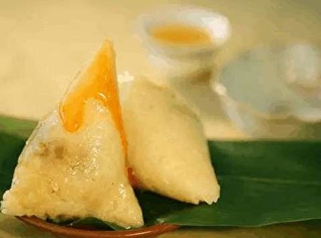 西安粽子上淋上蜂蜜，具有涼甜芳香、沁人肺腑的特點。（網路圖片）