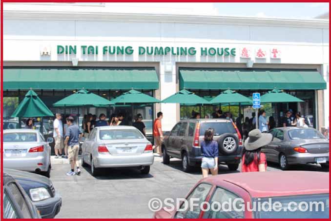 鼎泰丰（Din Tai Fung）在美国洛杉矶Arcadia的第一家分店永远大排长龙。（网络图片）