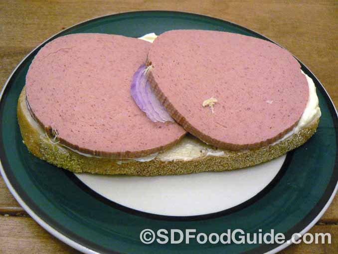 麵包抹上豬肝腸，口感柔軟滑膩。（維基百科）