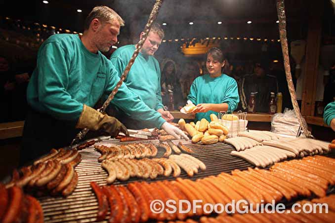 来德国旅游，别忘了品尝德国的香肠。图为法兰克福香肠。(Christopher Furlong/Getty Images)