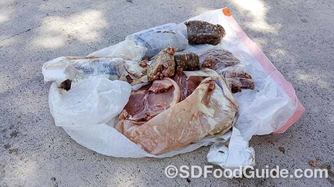 佛罗里达的迪尔菲尔海滩（Deerfield Beach）发生了一件怪事。一包重15磅的冻猪肉从天而降，砸在阿代尔（Travis Adair）家的屋顶。