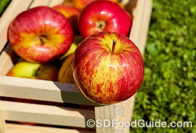 蘋果營養豐富，是一種廣泛使用的天然美容品，被許多愛美人士奉為美容聖品。