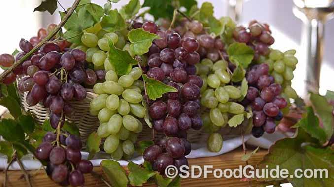 葡萄富含单宁酸、脂肪酸、维生素B群，具有抗氧化功效，是优越的抗老水果