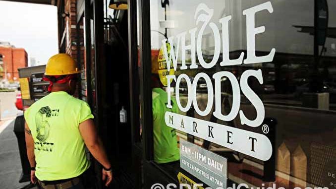 亚马逊宣布，从下周一开始，将下调全食超市部分食品的价格。图为旧金山一家全食超市。(Justin Sullivan/Getty Images)