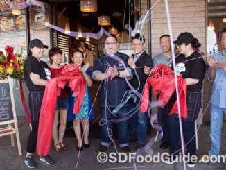 UniBoil“煮道”小火锅圣地亚哥分店8月27日新张，管理团队和股东们在店门前剪彩。