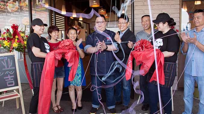 UniBoil「煮道」小火鍋聖地亞哥分店8月27日新張，管理團隊和股東們在店門前剪綵。