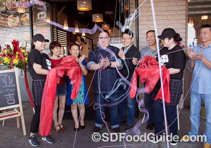 UniBoil“煮道”小火锅圣地亚哥分店8月27日新张，管理团队和股东们在店门前剪彩。