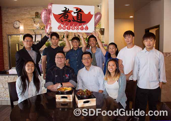 UniBoil“煮道”小火锅圣地亚哥分店8月27日新张。来自UCSD的年轻支持者和店主、股东们合影。