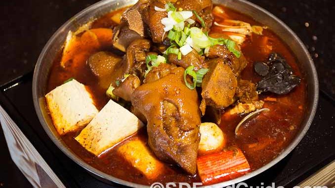 UniBoil“煮道”小火锅圣地亚哥分店8月27日新张。图为特色招牌菜“麻辣猪手锅”。（摄影：杨婕）