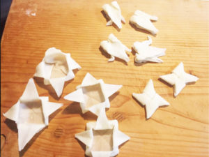 受到父親的啟發，「@key_daisuki」也製作了可食用的摺紙作品。除了紙鶴之外，他還做了武士頭盔、飛鏢和紙箱等造型的作品。
