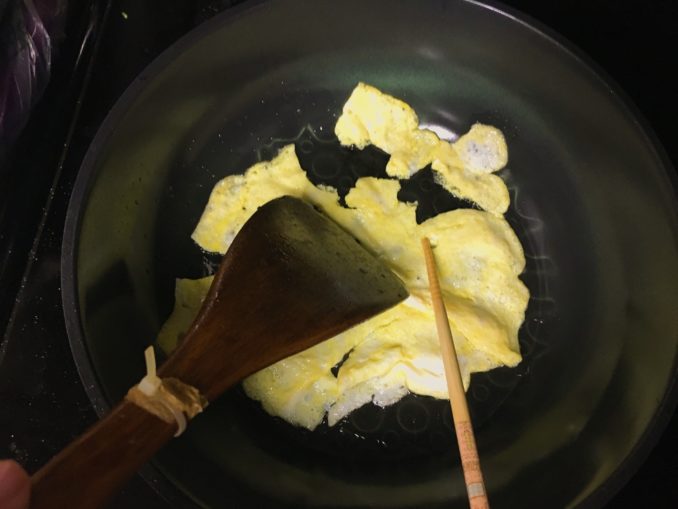 煎雞蛋，將雞蛋分成一小塊一小塊的。