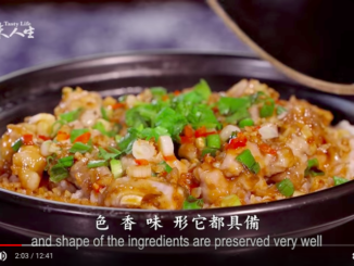 美味人生名廚羅子昭示範如何用泰國香米做梅菜排骨煲仔飯。