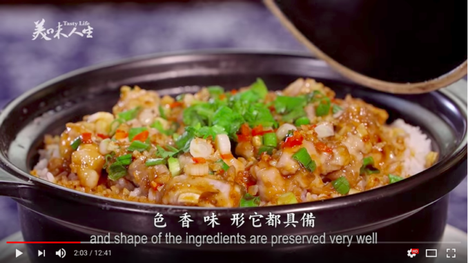 美味人生名廚羅子昭示範如何用泰國香米做梅菜排骨煲仔飯。
