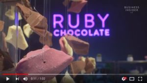 这种粉红色巧克力被命名为“红宝石”。（视频撷图）