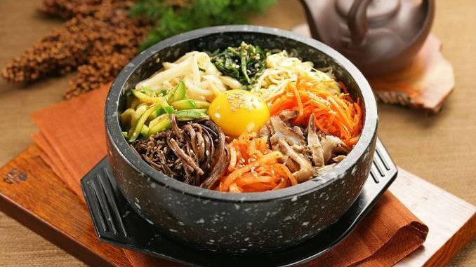 色香味具全、营养十足的石锅拌饭是著名的韩式佳肴。